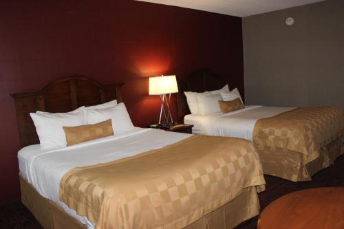 Postel nebo postele na pokoji v ubytování Ramada by Wyndham Grand Forks