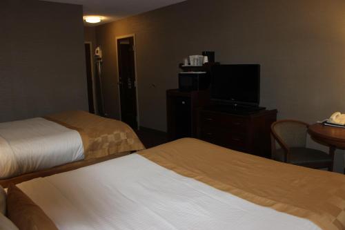Postel nebo postele na pokoji v ubytování Ramada by Wyndham Grand Forks