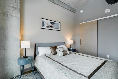 Un dormitorio con una cama grande y una mesa azul en Sable 803 - Alcove, en Minneapolis