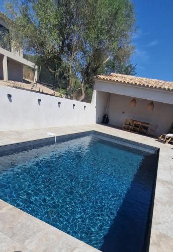 une piscine devant une maison dans l'établissement Villa moderne avec piscine 4 étoiles, à Sotta