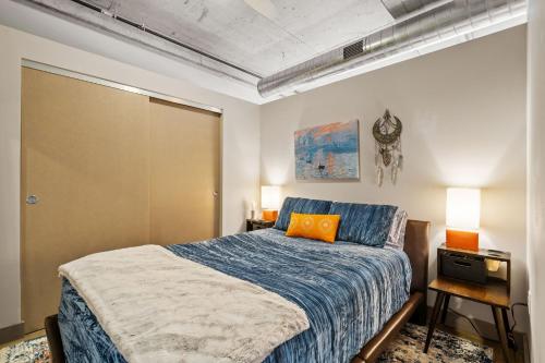 een slaapkamer met een bed met een blauw dekbed bij Sable 804 - One Bedroom in Minneapolis