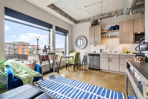 een open keuken en een woonkamer met een groot raam bij Sable 804 - One Bedroom in Minneapolis