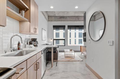 cocina con fregadero y espejo en Sable 203 - Alcove, en Minneapolis