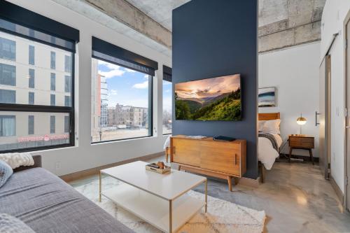 una sala de estar con un sofá y una mesa en Sable 203 - Alcove, en Minneapolis