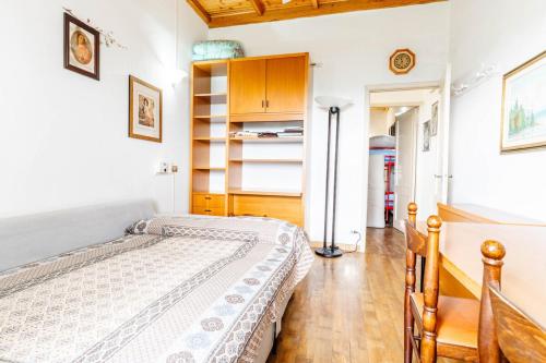 Кровать или кровати в номере The Terrace of Cerese-private parking and garden