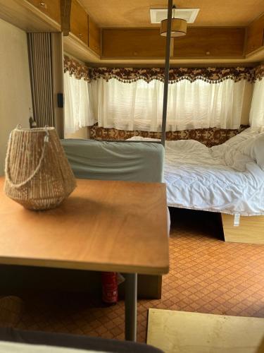 - une chambre avec un lit et un banc dans l'établissement Séjour Bien Être nature, à Perrecy-les-Forges