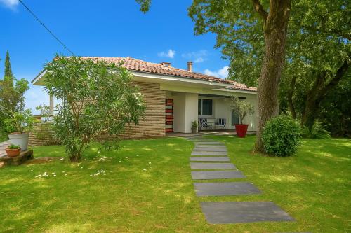 une maison avec une passerelle dans la cour dans l'établissement Un havre de paix sur le Golf International d'Arcachon - vue imprenable, à La Teste-de-Buch