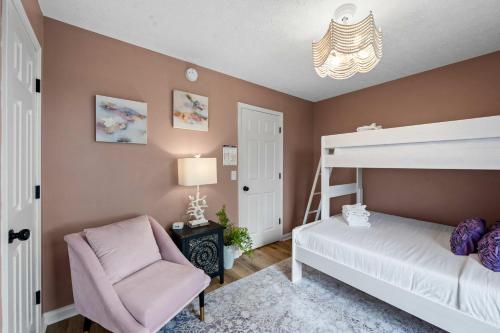 a bedroom with a bunk bed and a chair at 4 apartments 10 bedrooms - 2 and a half Miles from Ark in Williamstown