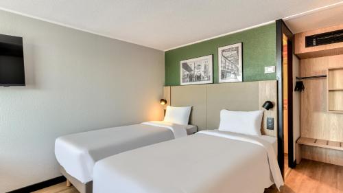Una cama o camas en una habitación de Campanile Paris Sud - Porte d'Orléans - Arcueil