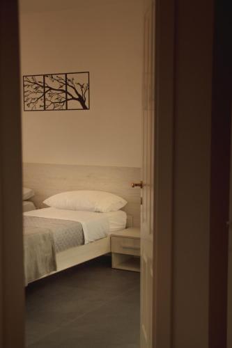 Una cama o camas en una habitación de Da Cichin 1 - Free Parking, Wi-Fi & AC