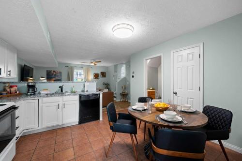 a kitchen and dining room with a table and chairs at Charming apt near Ark Encounter 3BR for 8 guests in Williamstown