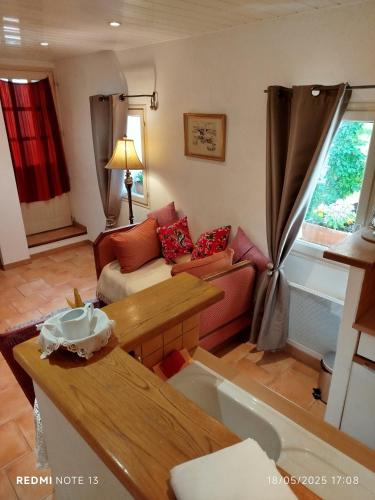 un salon avec un canapé et une table dans l'établissement Le Térébinthe Gîte, à Lauris
