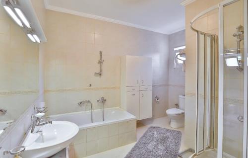 A bathroom at Villa Çınarlar
