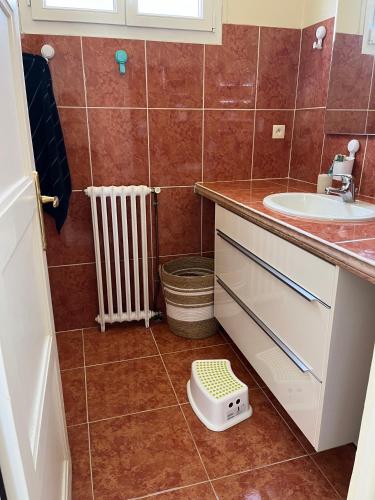 une salle de bain avec un lavabo et des toilettes et un lavabo dans l'établissement Maison Bengali, à Granville