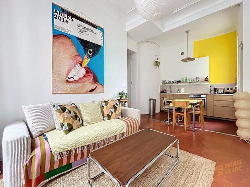 un salon avec un canapé et une table dans l'établissement Casa Yellow au coeur du Camas - Central & Lumineux - Les Frères de la Loc', à Marseille