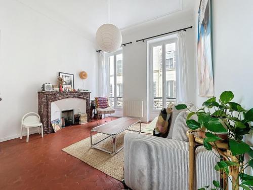 un salon avec un canapé et une cheminée dans l'établissement Casa Yellow au coeur du Camas - Central & Lumineux - Les Frères de la Loc', à Marseille