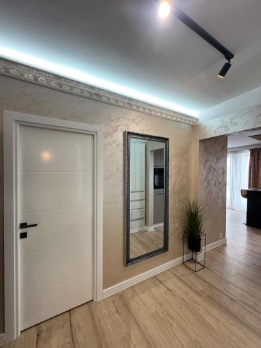 an empty room with a door and a mirror at RIN SkyLounge Apartment in Cluj-Napoca