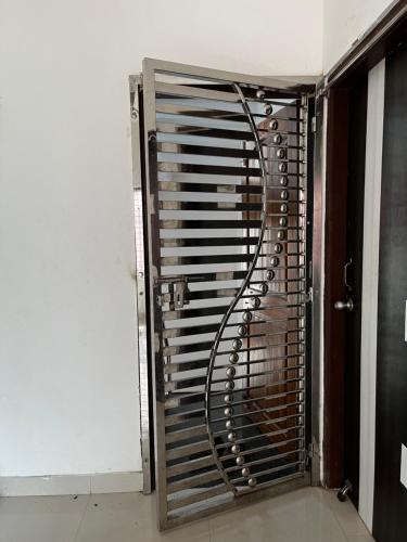 a large metal radiator in the corner of a room at Nandankanan Motel in Bārang