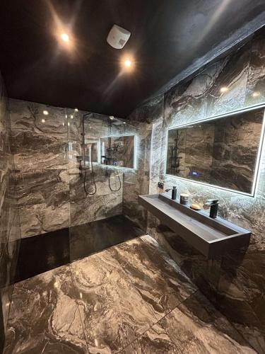 La grande salle de bains est pourvue d'un lavabo et d'une douche. dans l'établissement Le Moulin des Sens - Grasse, à Grasse