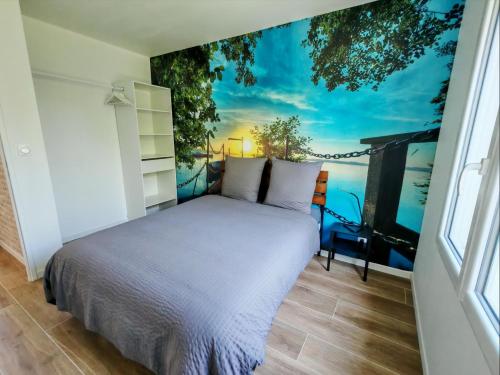 a bedroom with a bed and a window at Le temps de la pause 1 in Cepoy