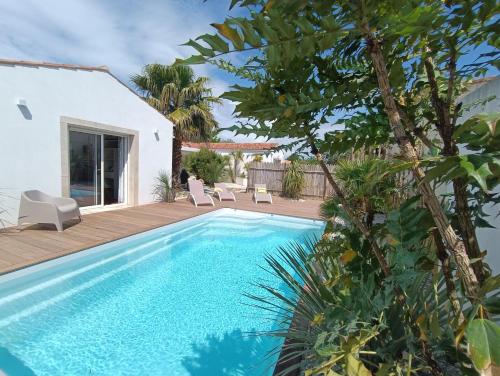 une piscine dans l'arrière-cour d'une maison dans l'établissement VILLA CLAIR DE DUNE, à Saint-Georges-dʼOléron