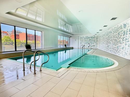 Bazén v ubytování Waterlane Penthouse I Pool I Panoramic View nebo v jeho okolí