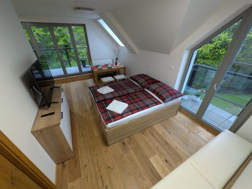 Una vista aérea de un dormitorio con una cama. en Apartmán A10 v centru Harrachova, en Harrachov