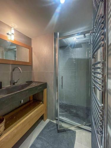 une salle de bain avec une douche en verre et un lavabo dans l'établissement Family Cottage, Panoramic View, à Arâches-la-Frasse