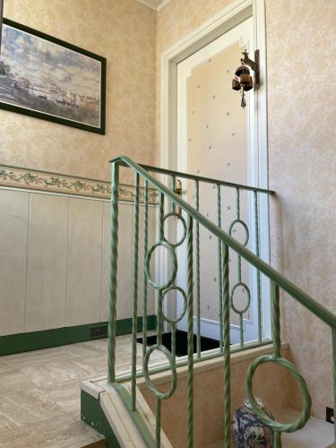 - un escalier vert dans une chambre avec fenêtre dans l'établissement Appartement 3 pièces, à Mareil-Marly