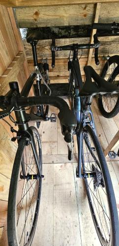a bike parked under a table in a room at Gîte L'Ostau 4 étoiles Les Échappées Belles in Antignac