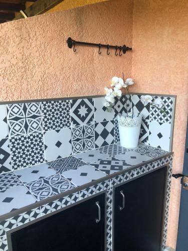 Cette chambre dispose d'une table revêtue de carrelage. dans l'établissement Superb studio for 4 people, au Lavandou