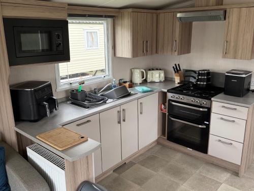 Kuchyň nebo kuchyňský kout v ubytování Cedar Lake Apartment Retreat