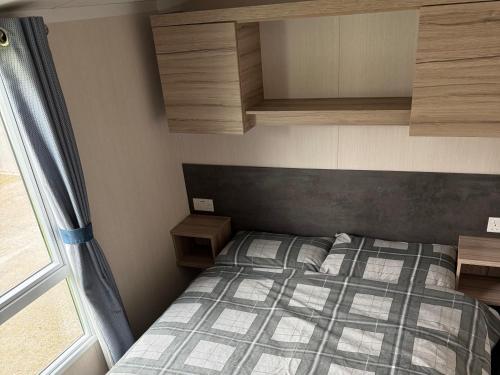 Postel nebo postele na pokoji v ubytování Cedar Lake Apartment Retreat