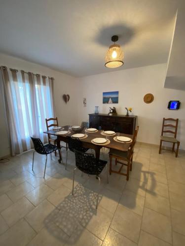 une salle à manger avec une table et des chaises dans l'établissement Maison individuelle, à Olivese