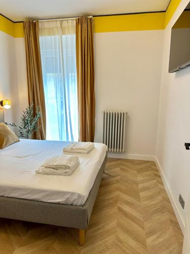 Un dormitorio con una cama con dos toallas encima. en Modern Luxury Apartment, en Logroño