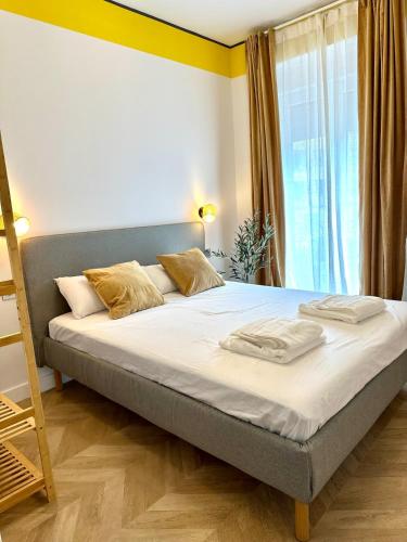 een groot bed in een kamer met een raam bij Modern Luxury Apartment in Logroño