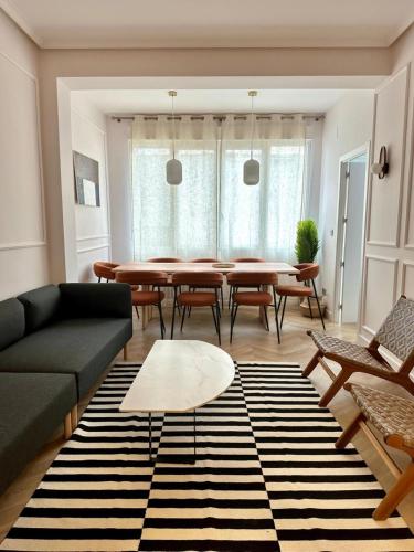 una sala de estar con un sofá y una mesa en Modern Luxury Apartment, en Logroño