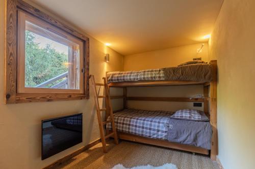 - une petite chambre avec des lits superposés et une fenêtre dans l'établissement Family Cottage, Panoramic View, à Arâches-la-Frasse
