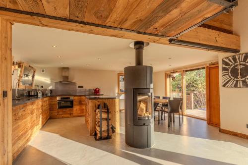 - une cuisine avec une cuisinière au milieu d'une pièce dans l'établissement Family Cottage, Panoramic View, à Arâches-la-Frasse