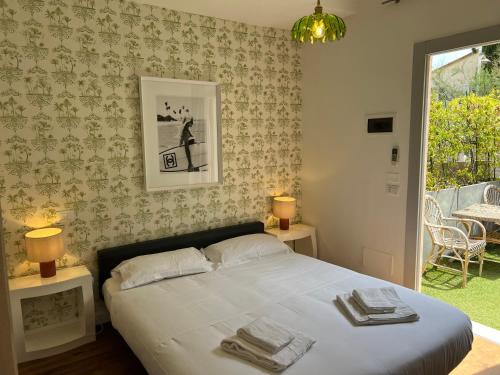 une chambre avec un lit avec deux serviettes dessus dans l'établissement Maison d' Orange - Chambres, à Saint-Tropez