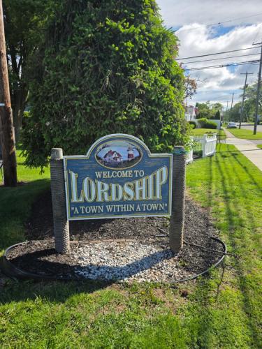 a sign for a welcome to loritzipinoisinoisay town within at The Lordship Loft in Stratford