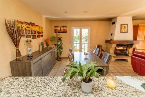 un salon avec une table et une cheminée dans l'établissement Maison landaise, à Biscarrosse