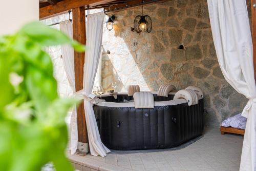 eine schwarze Badewanne in einem Raum mit Vorhängen in der Unterkunft Villa Lepre - Come to the silence in Casarza Ligure