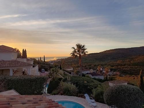 une vue d'une villa avec piscine et palmier dans l'établissement Villa Thymfalaise - Heated Pool, Sea-View, Close to Beach, à Roquebrune-sur Argens