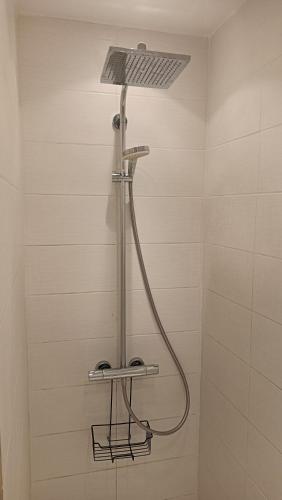 une douche avec pommeau de douche dans une salle de bain dans l'établissement GL La Frégate, à Cagnes-sur-Mer