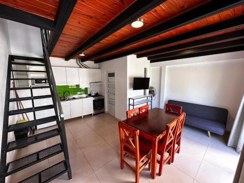 a kitchen and dining room with a table and chairs at Complejo Turistico Open Club in Paraná