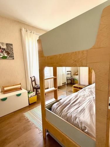 une chambre avec un lit superposé dans une pièce dans l'établissement Vue mer à Pornichet Vent du Large, à Pornichet