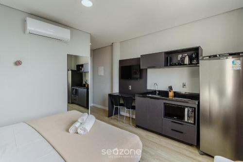 a room with a bed and a kitchen in it at TCO - Apartamentos no Centro Histórico Porto Alegre/RS in Porto Alegre
