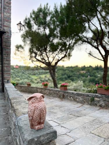 a statue of an owl sitting on a stone ledge at Podere di Montecchio - Le Andane in Tavarnuzze