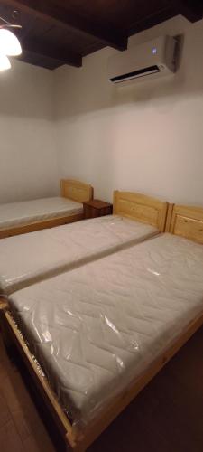 Postel nebo postele na pokoji v ubytování FSQH PARASZTHÁZ Farmhouse